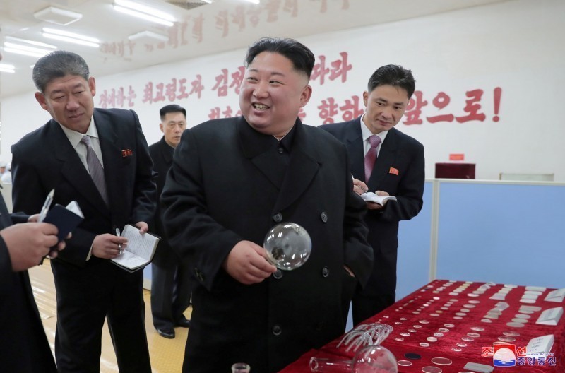 北韓領導人金正恩（中）近期行蹤不明，有傳聞稱他病危或射彈時重傷，但北韓政府皆未說明。（路透資料照）