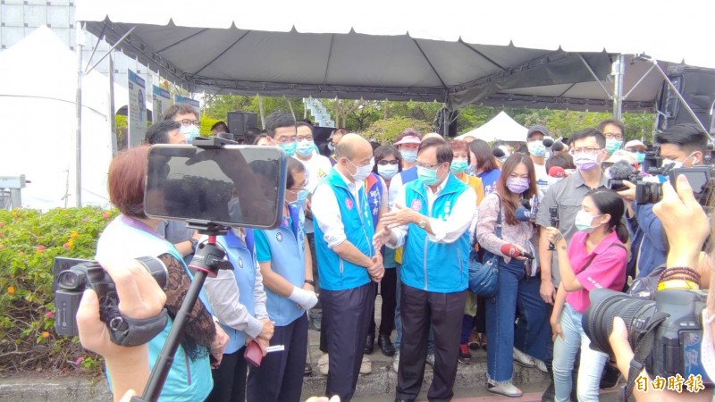 高雄市長韓國瑜今視察小港道路改善工程，對於工務團隊用心相當稱許。（記者王榮祥攝）