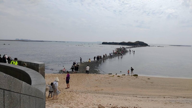 五一連假首日，「摩西分海」湧入三百多位遊客，澎湖觀光有逐漸回溫情形。（澎管處提供）