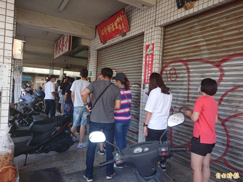 國華街美食排隊名店，不少人等候。（記者洪瑞琴攝）