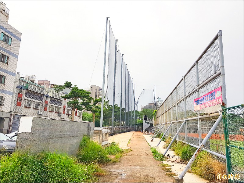 苗栗 棒壘球場界外球襲屋砸車北苗里民跳腳 苗栗縣 自由時報電子報