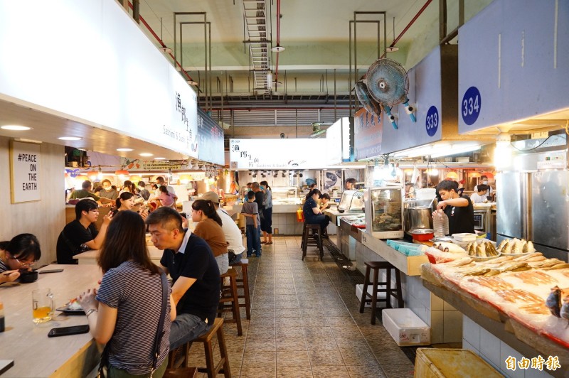 屏東黑鮪季開鑼首天，東港華僑直銷市場一掃疫情陰霾，吸引許多遊客上門。（記者陳彥廷攝）