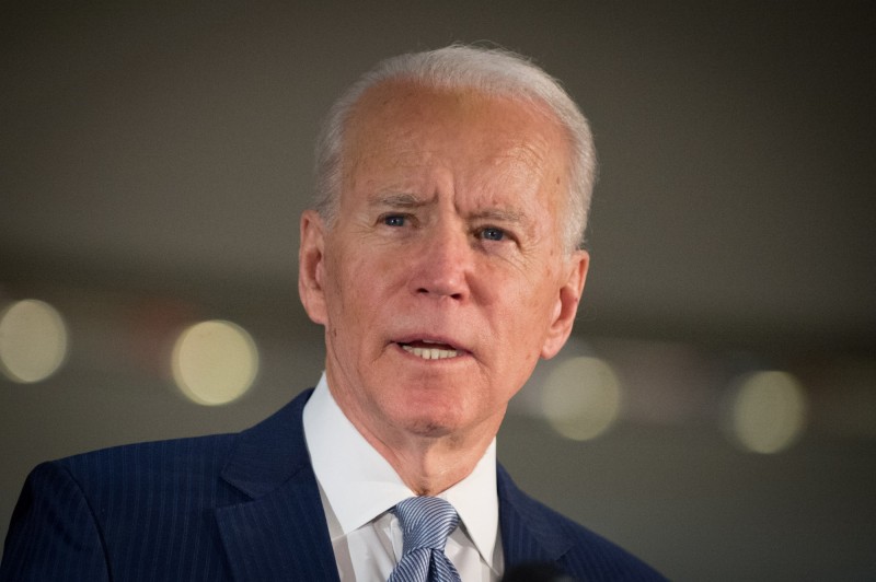 幾乎篤定代表民主黨參選總統的拜登（Joe Biden），被爆出曾稱讚14歲少女的胸部。（歐新社）