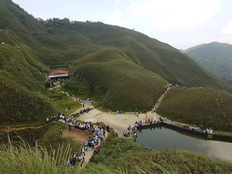 抹茶山為宜蘭登山熱點，1日、2日人潮仍多，但未列為旅遊警示點。圖為昨登山人潮。（記者張議晨翻攝）