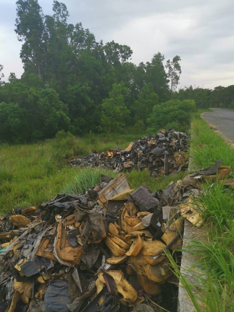 大量泡棉類廢棄物機車座墊被倒在苑裡及通霄的聯絡道路邊，堆成兩座小垃圾山丘。（圖由苗栗縣議員張顧礫提供）