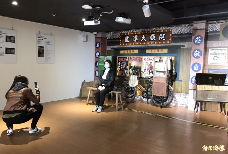 「懷舊唱片行」特展，復刻再現桃市圖龍潭分館。（記者李容萍攝）