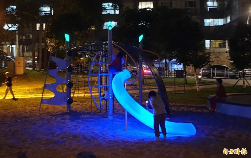 頭重溪柚子公園新設共融遊戲場，是LED燈攀爬組，可不是溜滑梯。（記者李容萍攝）