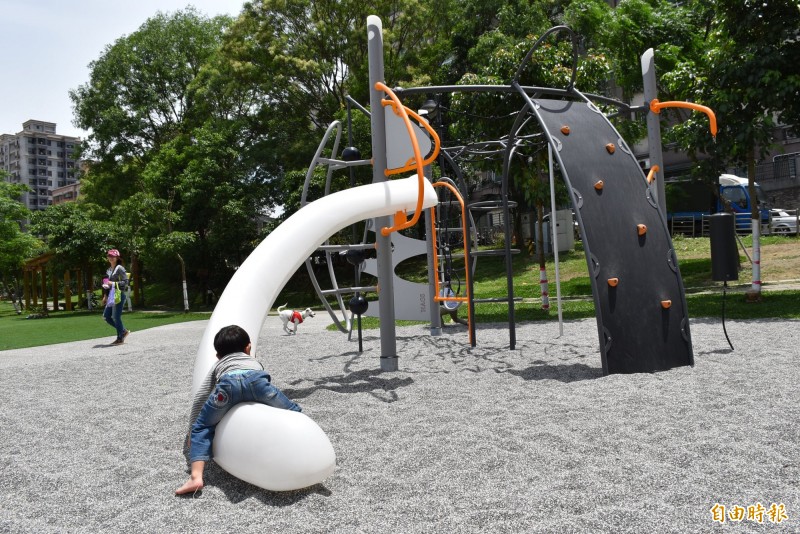 頭重溪柚子公園新設共融遊戲場，是LED燈攀爬組，可不是溜滑梯。（記者李容萍攝）