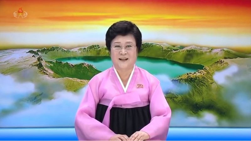 北韓最高領導人金正恩在神隱20天後再次露臉，罕見由國寶級主播、已退休的李春姬（見圖）播報。（圖擷取自YouTube）