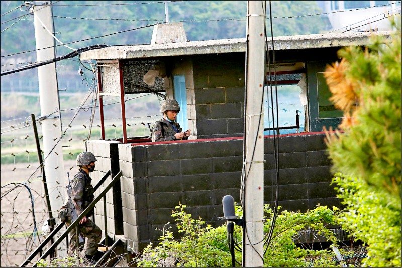 兩韓軍事分界線兩旁設有許多監視哨所，南北韓邊防部隊即憑藉哨所對峙。圖為南韓京畿道坡州市非軍事區的哨所及執勤官兵。（美聯社）