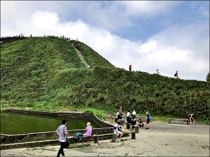 抹茶山被列入旅遊熱點後，加上警方嚴格取締違停，山上人潮已不復見。圖為昨早抹茶山人潮狀況。
（記者張議晨翻攝）