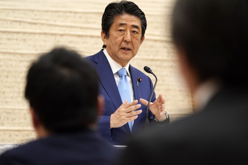 日本首相安倍晉三（見圖）今晚宣布延長緊急狀態宣言至5月底。（美聯社）