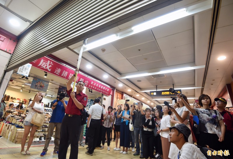 立委沈發惠質詢指出，台北地下街每天進出的人多，居然是消防安全檢查重大不合格場所。圖為消防安檢供媒體拍攝。（資料照）