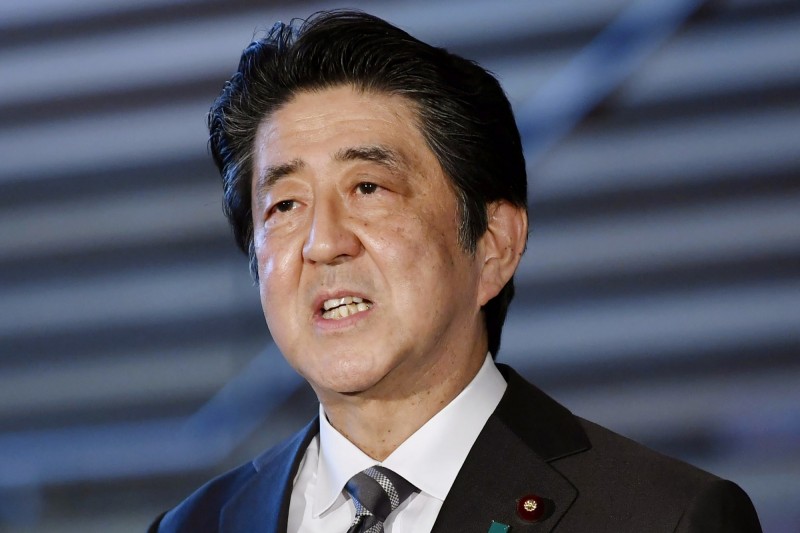 日本首相安倍晉三今天傍晚宣布全國的「緊急狀態宣言」延長至本月底止。安倍表示，政府專家會議將於14日提出感染者數動向分析，符合一定條件的自治體將可提早解除緊急狀態。（美聯社）