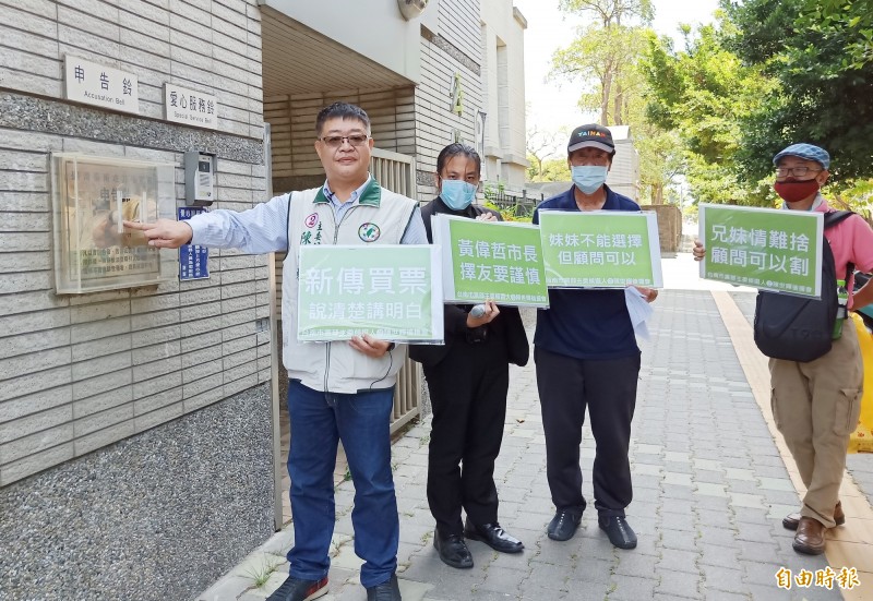 民進黨台南市黨部主委候選人陳世輝今赴台南地檢署按鈴申告，對競爭對手潘新傳提起妨害投票之訴。（記者王姝琇攝）