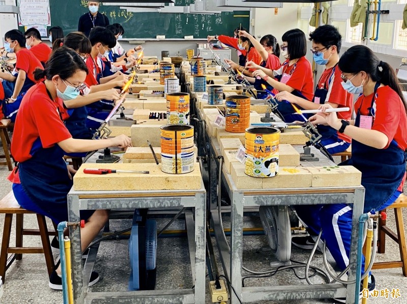 技藝競賽不忘防疫 新竹市技藝競賽學生戴口罩比技藝