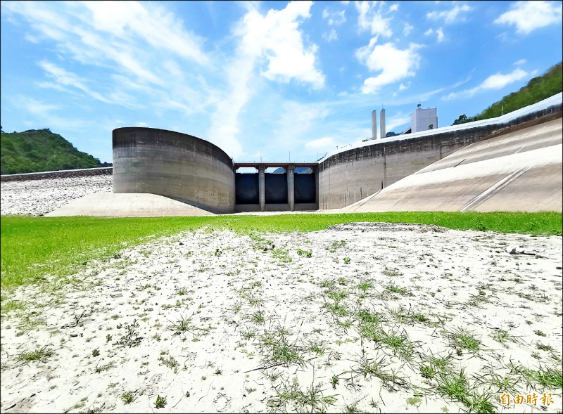 由於降雨偏少,曾文水庫水位持續下探,溢洪道的陸地已裸露,呈現乾涸景象。(記者吳俊鋒攝) 由於降雨偏少,曾文水庫水位持續下探,溢洪道的陸地已裸露,呈現乾涸景象。(記者吳俊鋒攝)