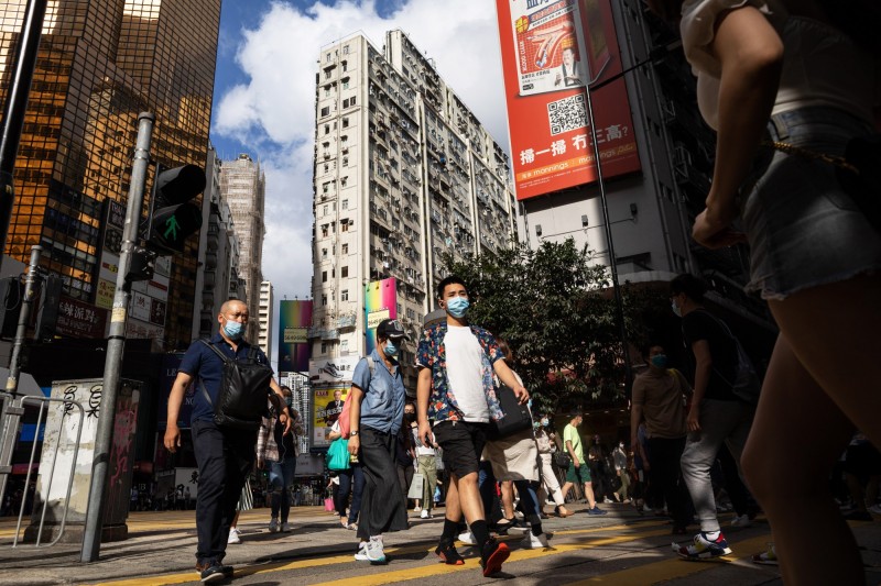 香港政府宣布,週五起有條件開放健身中心、遊戲廳、麻將館、電影院等公共場館,學校也將在不久後復課。(歐新社) 香港政府宣布,週五起有條件開放健身中心、遊戲廳、麻將館、電影院等公共場館,學校也將在不久後復課。(歐新社)