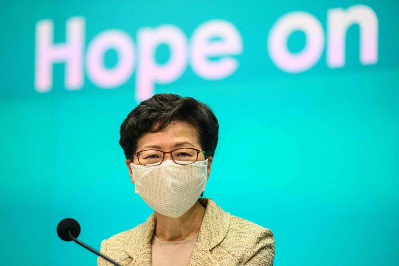 林鄭月娥感謝所有第一線醫護人員、所有無名英雄及全體香港公民,並承諾將從明(6)日起向民眾發放可重複使用的口罩。(法新社) 林鄭月娥感謝所有第一線醫護人員、所有無名英雄及全體香港公民,並承諾將從明(6)日起向民眾發放可重複使用的口罩。(法新社)