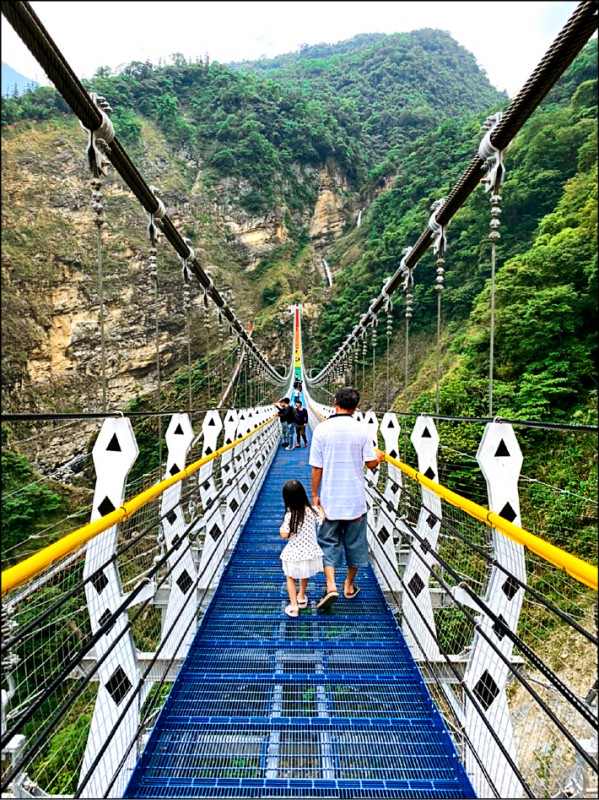 南投信義鄉雙龍瀑布七彩景觀吊橋，還未正式開放，但卻頻傳遊客擅闖走上吊橋。（記者劉濱銓翻攝）