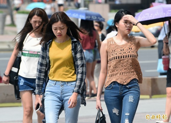 全台今上午仍為晴朗炎熱天氣，午後受鋒面尾巴影響，北部、東半部偶有局部短暫雨。（資料照）