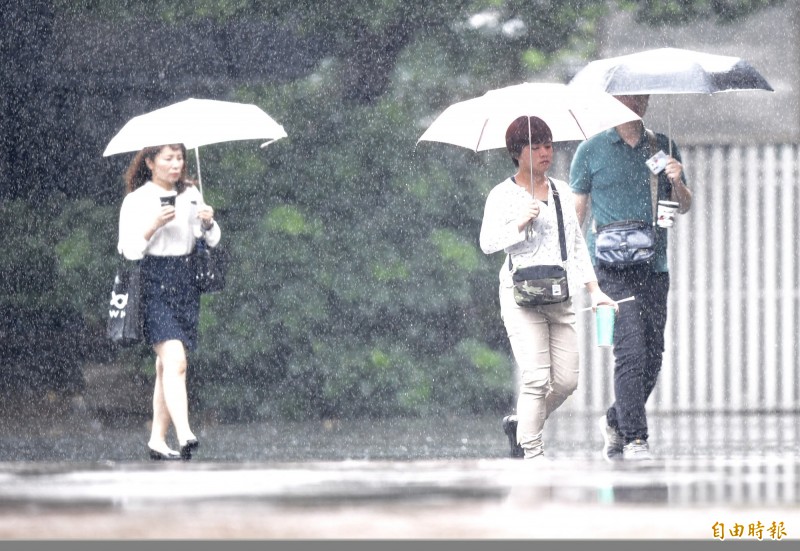 今日晚間隨著鋒面接近，北部、東北部降雨機率將提高，週五則會再恢復晴朗炎熱，不過週日晚間起隨著「梅雨季」第1道「移動性」鋒面南下，各地將轉為有局部陣雨或雷雨的天氣。（資料照）