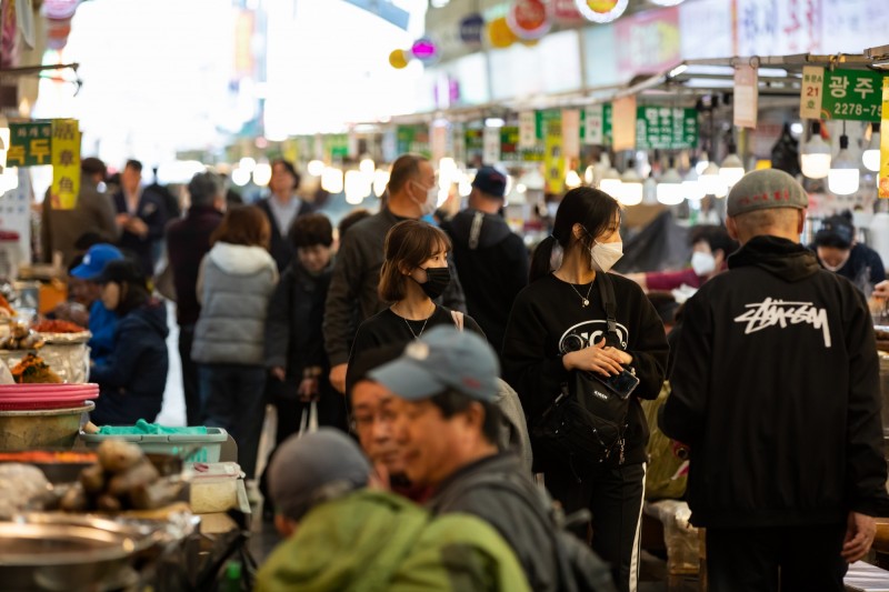 南韓近期防疫有成。圖為首爾廣藏市場。（彭博）