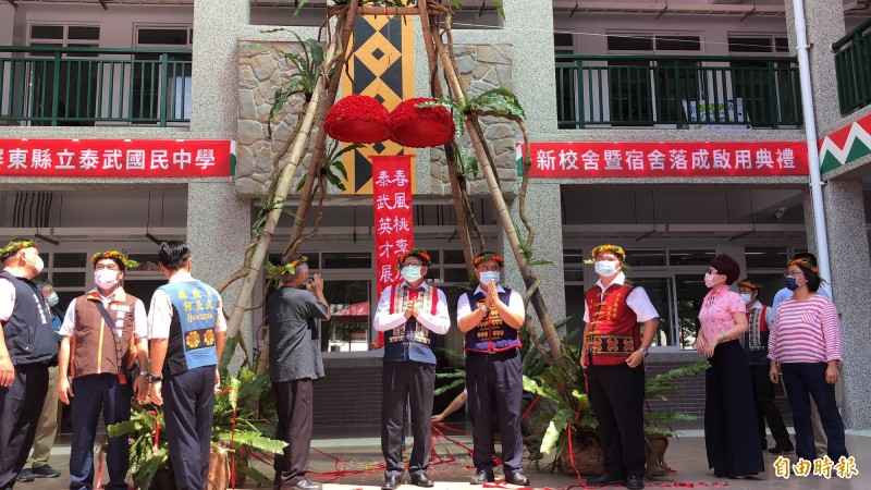 屏東縣長潘孟安（中）等人為校舍揭幕。（記者羅欣貞攝）