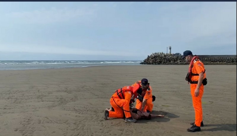 嚇壞！驚見女子躺臥通霄海水浴場沙灘（海巡署提供）