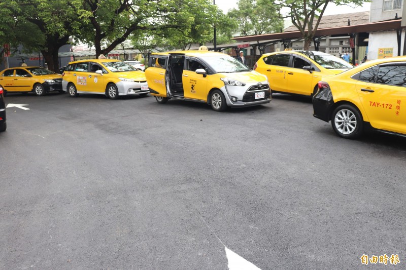 宜蘭火車站前的計程車招呼站，遭民眾反映，有地面凹凸不平等問題，讓遊客、司機摔倒，縣府獲報後，斥資60萬元修繕。（記者林敬倫攝）