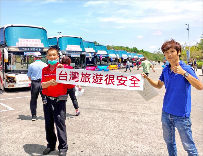 遊覽車集結後，展開空車環島之旅，訴求救經濟。（記者吳俊鋒翻攝）