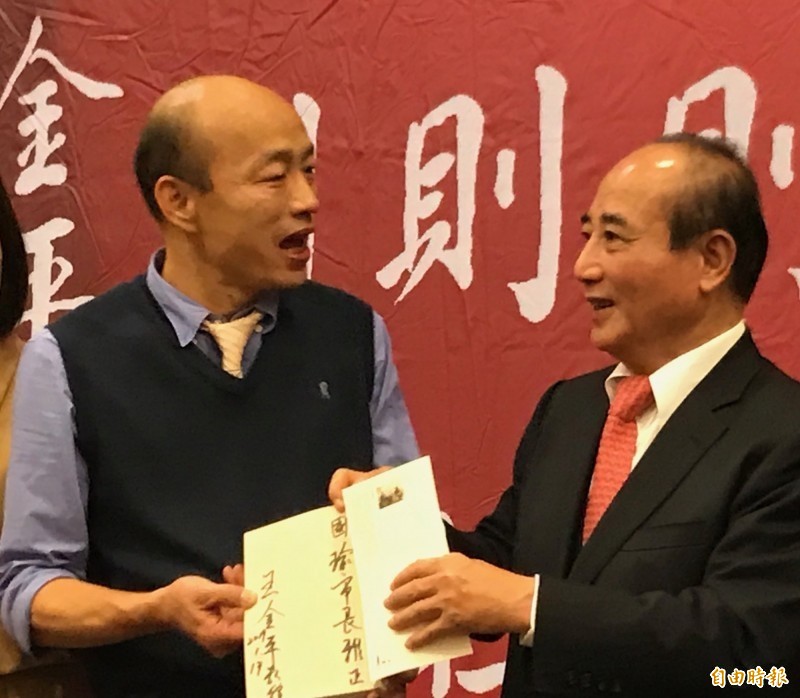 前立法院長王金平（右）今天說，要如何為韓國瑜（左）發聲，「要看態勢發展」。（資料照）