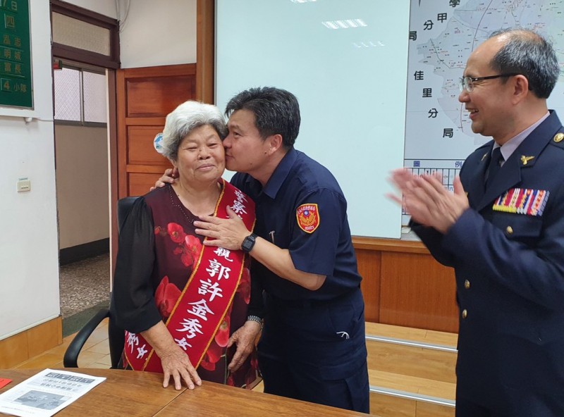 郭許金秀（左）獲選台南市警察模範母親，兒子來個親吻表達感謝。（記者楊金城翻攝）