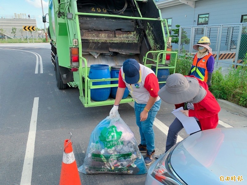 台南新吉工業區即日起加入響應工業區事業員工生活產生之廢棄物隨袋徵收清除處理費試辦計畫。（記者王姝琇攝）