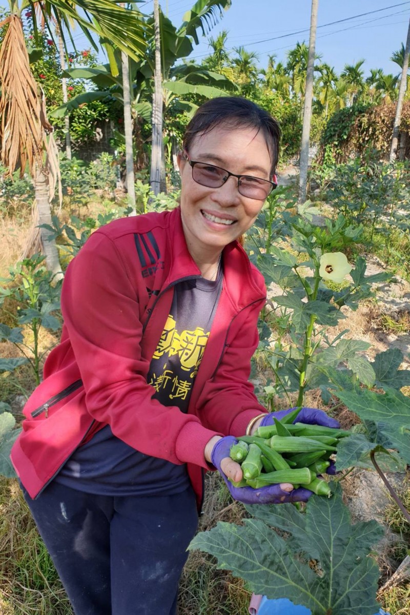 鄧世明靠著務農為生活找到新春天。（屏東縣政府提供）