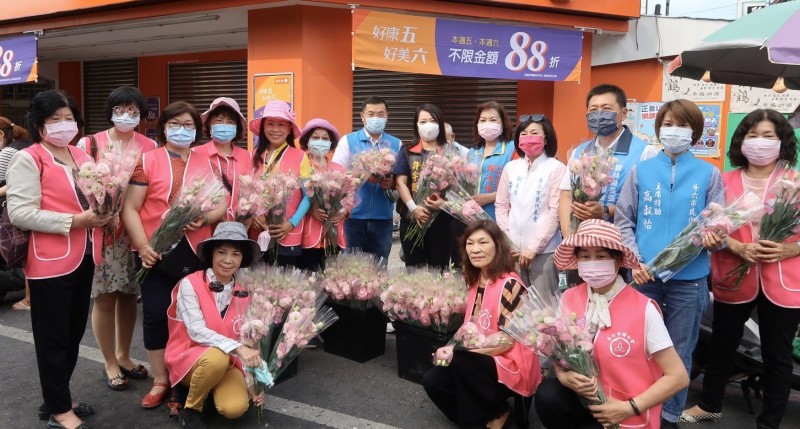 國民黨助花農並慶祝母親節，在雲林三地菜市場送洋桔梗。（記者詹士弘翻攝）