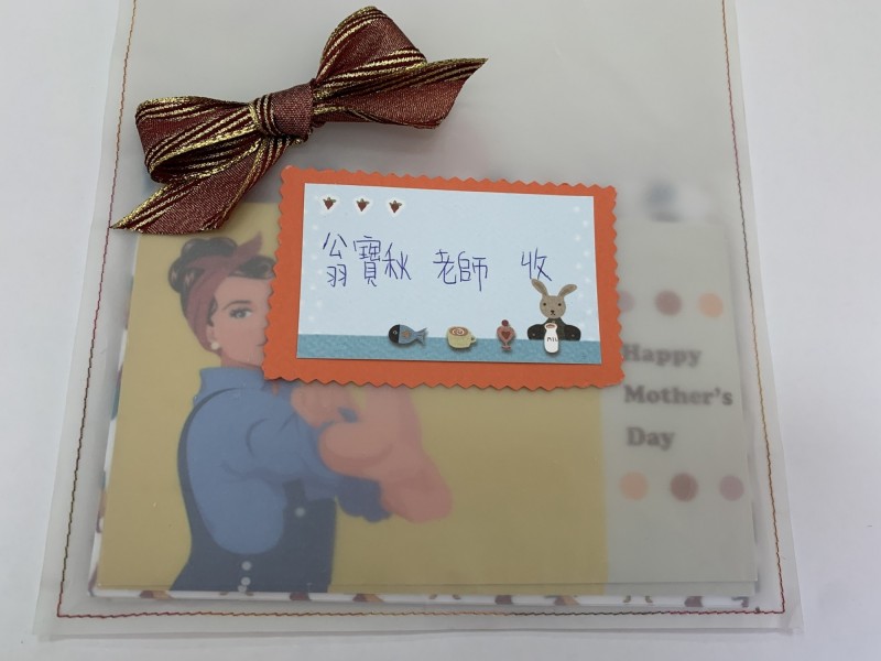 溫馨五月，竹北高中綜合職能科三年級的身心障礙學生，手寫卡片向勞苦功高的媽媽及翁師「告白」表達感謝，許多師生都感動得紅了眼眶！（竹北高中提供）