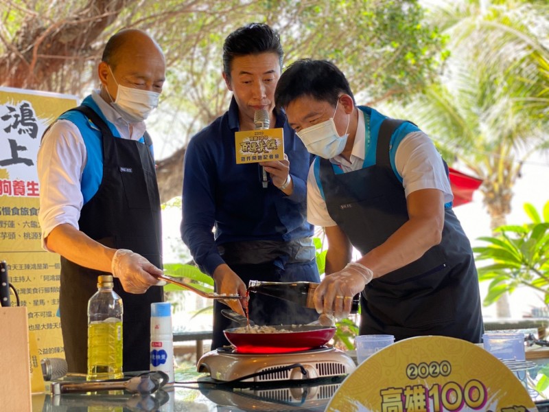 韓國瑜化身大廚，與美食家陳鴻（中）、高雄市觀光局長邱俊龍（右），一起烹調防疫餐。（記者葛祐豪翻攝）