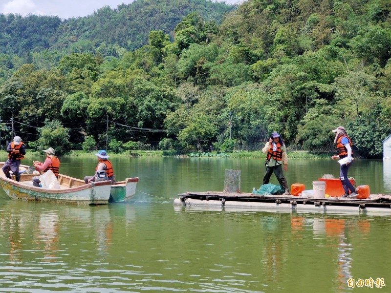 集集特生中心目前進行南投縣埔里鎮知名風景點鯉魚潭水中生態資源調查。（記者佟振國攝）