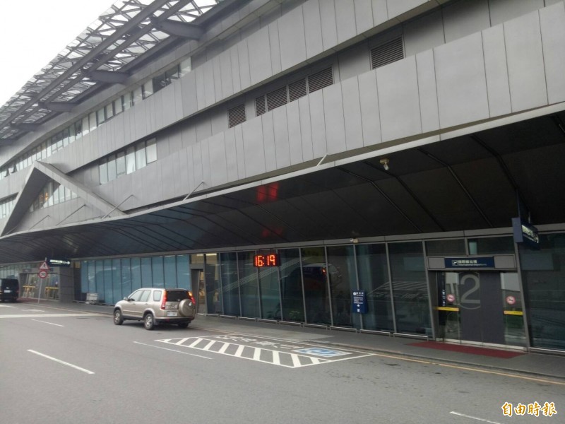 經國號戰機今天下午降落台中機場,傳出爆胎意外。(記者張軒哲攝) 經國號戰機今天下午降落台中機場,傳出爆胎意外。(記者張軒哲攝)
