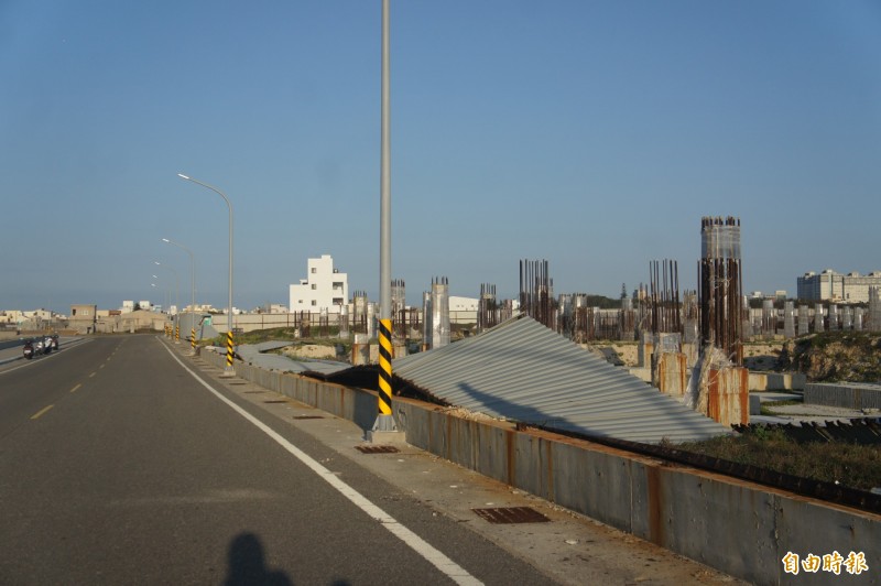 重光開發案停擺，基地北側圍籬因管理不善倒塌。（記者劉禹慶攝）