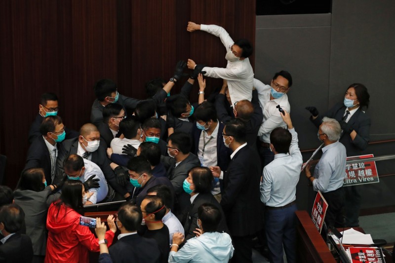 香港立法會內務委員會今日原訂要舉行下屆正、副主席選舉，不料卻爆發建制派與民主派議員肢體衝突。（路透）