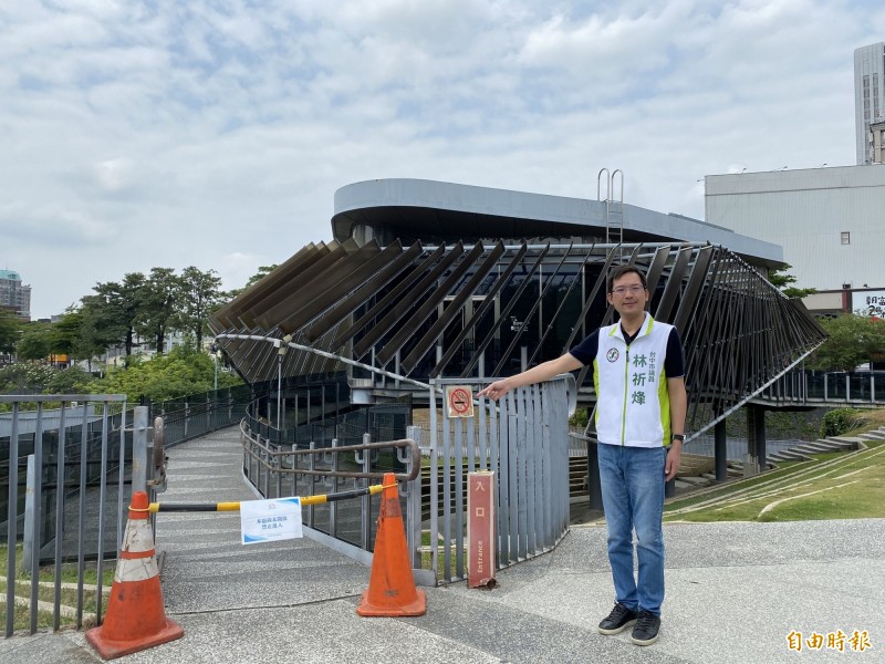 秋紅谷附屬建物招標乏人問津，成為台中市知名的「豪宅區養蚊館」。（記者黃鐘山攝）