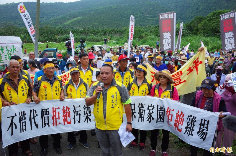 鳳林鎮鳳義里轄區「鳳信段」土地被卜蜂公司以個人名義買走,申請設置養雞場,鳳義里長蕭文立(中)與退休校長賴東明、自救會長張家蕙等共同策動大規模抗議,鳳林鎮全部里長都出面相挺,站在蕭文立背後拉布條,一起反對卜蜂設廠。(記者花孟璟攝) 鳳林鎮鳳義里轄區「鳳信段」土地被卜蜂公司以個人名義買走,申請設置養雞場,鳳義里長蕭文立(中)與退休校長賴東明、自救會長張家蕙等共同策動大規模抗議,鳳林鎮全部里長都出面相挺,站在蕭文立背後拉布條,一起反對卜蜂設廠。(記者花孟璟攝)