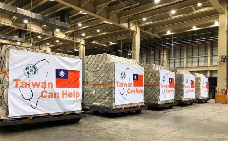 台灣啟動國際援助行動，捐贈口罩給各國。（取自外交部推特）