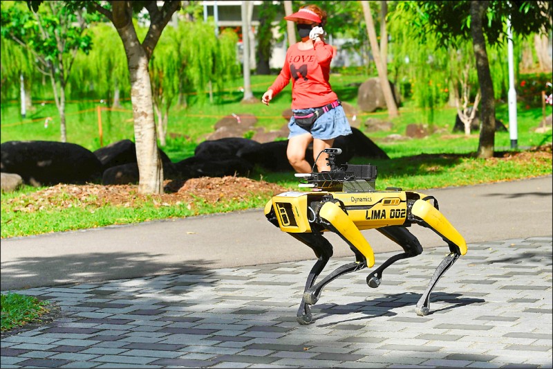 新加坡日起派出機器狗「小花（Spots）」在碧山─宏茂橋公園巡邏，除了廣播呼籲民眾保持社交距離外，也會偵測當地的人潮密集程度。（法新社）
