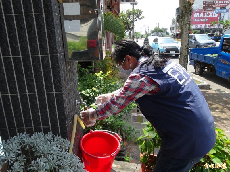 環保局人員抽驗南市轄內飲用水設備。（記者蔡文居攝）