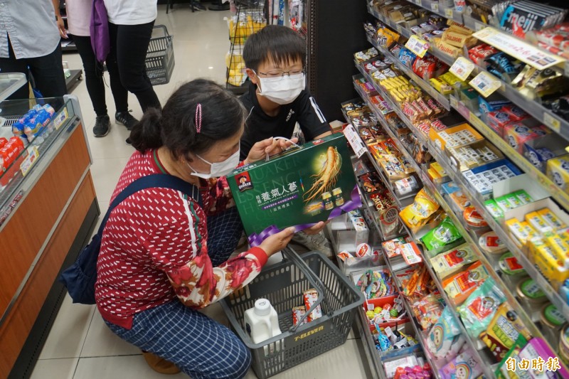 淑芬阿嬤買了雞精，為的是幫生病的老公補身體。（記者詹士弘攝）