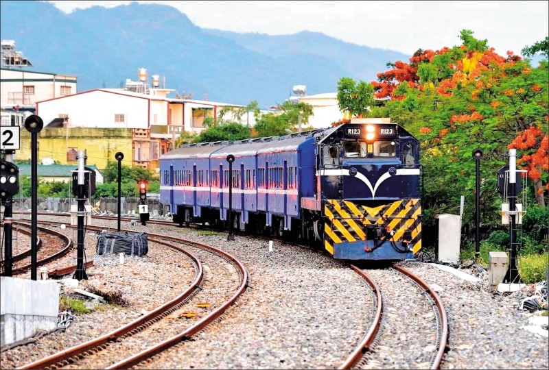 阿公級列車「藍皮普快」將改造成「藍皮解憂號」，交通部長林佳龍表示，希望台灣鐵道能搭載更多觀光任務。（取自林佳龍臉書）