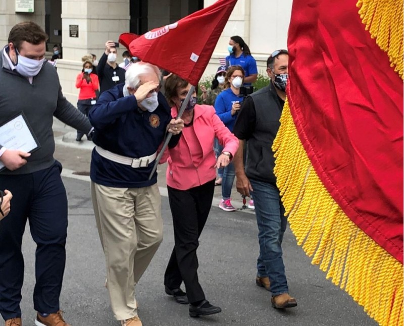 第二次世界大戰美國海軍陸戰隊99歲老兵德威斯（Max DeWeese），感染武漢肺炎後成功擊退病魔，他出院時霸氣透露「我經歷過的地獄不止一次」。（圖擷自KCK Fire Department推特）